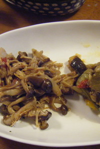 イタリアン惣菜２種キノコの炒め物（左）