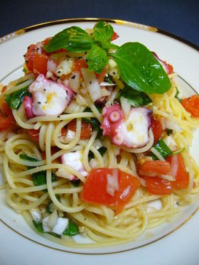 バジル香るトマトとたこの冷製パスタ