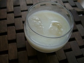 100%果汁で作る、ラッシー風ドリンク♪