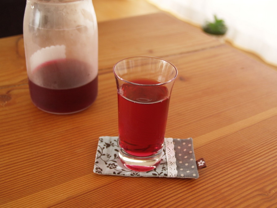 赤紫蘇シロップのジュースの画像
