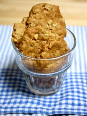 材料2つだけのピーナッツバタークッキー。