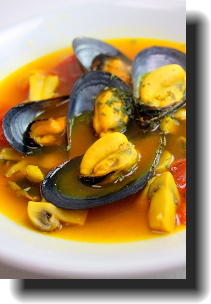 マッシュルームとムール貝のスープの画像