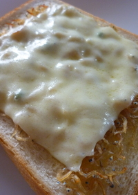 ちりめん山椒とチーズのトースト。