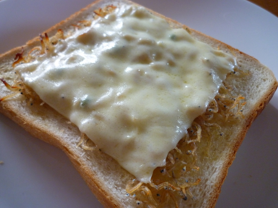 ちりめん山椒とチーズのトースト。の画像