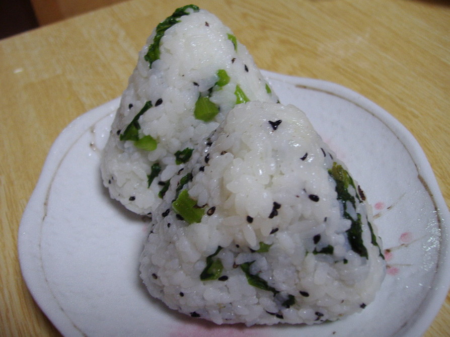 野沢菜とごま塩のおにぎりの画像