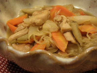 鶏と根菜と白滝の煮物の写真