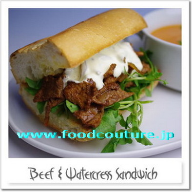 牛肉とクレソンのサンドイッチの写真