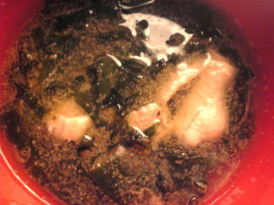 鶏ハムのゆで汁と鶏ハムの胡麻わかめスープの写真