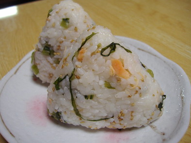 野沢菜と塩鮭のおにぎりの写真