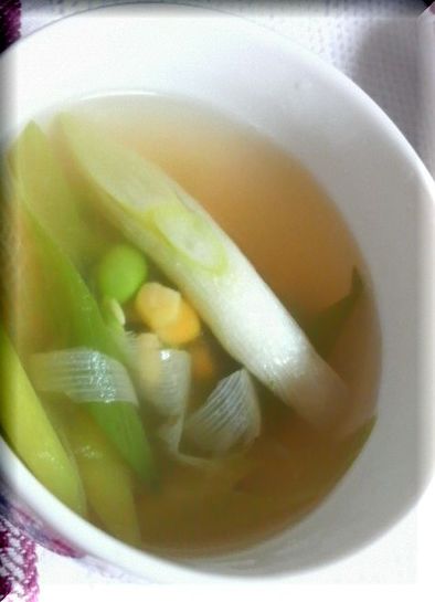 白葱とコーン・枝豆のコンソメスープの写真