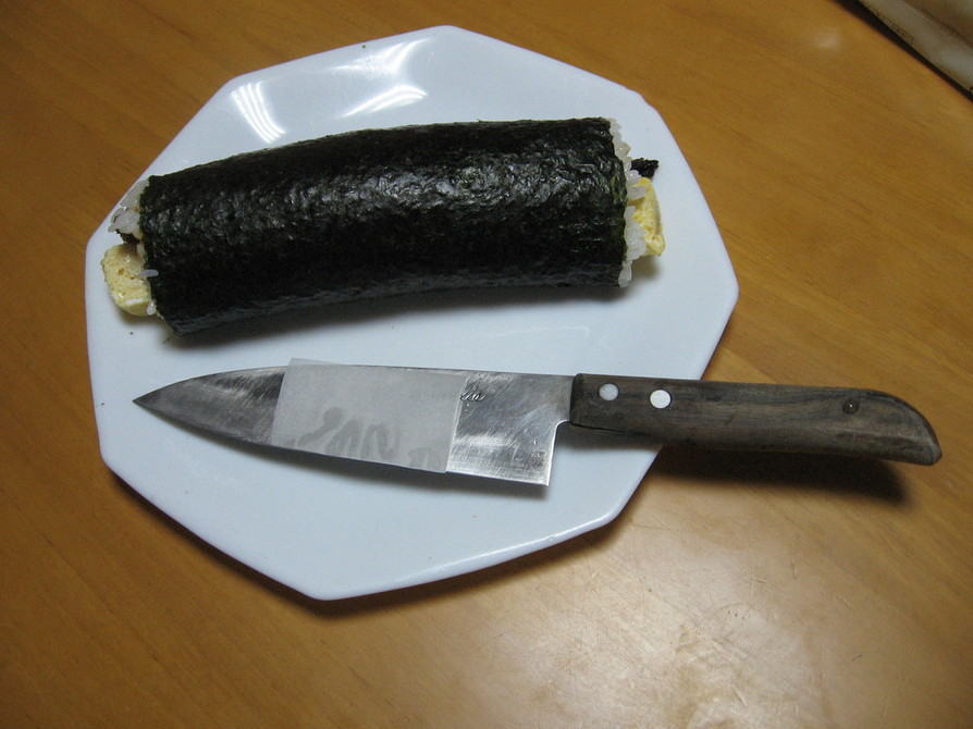 切れない包丁で切る巻き寿司の切り方の画像