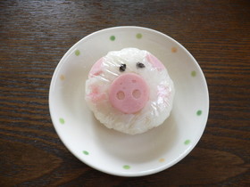 可愛いぶたさん♪クルクルラップおにぎり