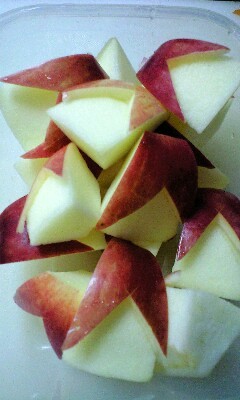 お弁当に♪簡単可愛いチビうさリンゴちゃんの画像