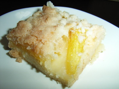 生のパイナップルを使ったおいしいケーキの写真