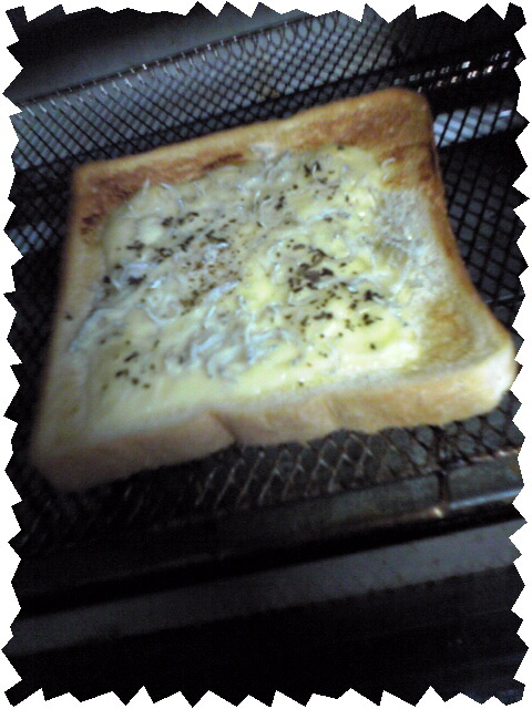 バジル薫る☆超簡単しらすチーズトーストの画像