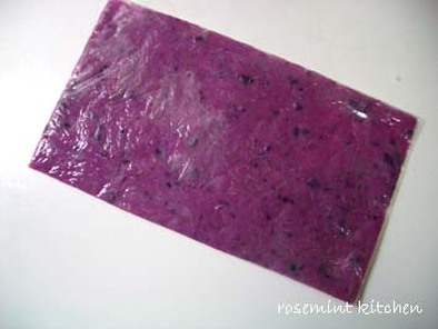 鮮やかな紫芋の自家製折込シート＊パン用の写真
