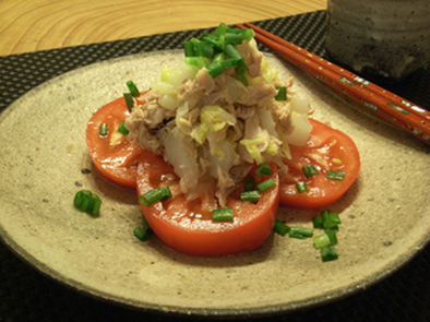 白菜とツナのトマトサラダの写真
