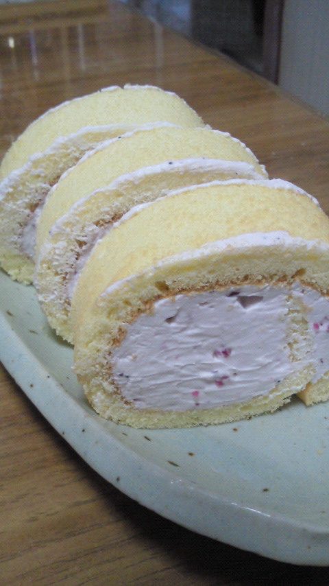 ベリーヨーグルトクリームのロールケーキの画像