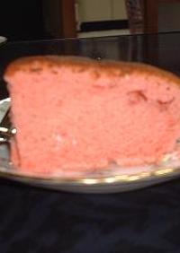 かわいらしいピンクのいちごスポンジケーキ