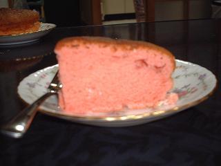 かわいらしいピンクのいちごスポンジケーキの画像