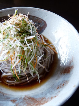 千切り野菜たっぷりのお蕎麦