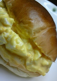 フワフワ〜卵をロールパンにサンド♪