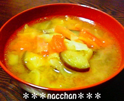 オリーブオイルで炒めた野菜の味噌汁の写真