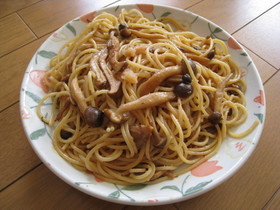 たっぷりきのこと明太子の醤油バターパスタ