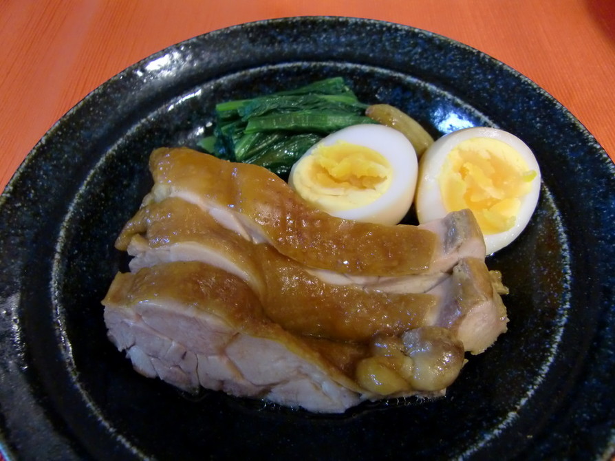 鶏チャーシュー半熟煮卵添えの画像