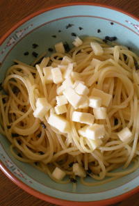 チーズと青ジソの実ペペロンチーノ風パスタ