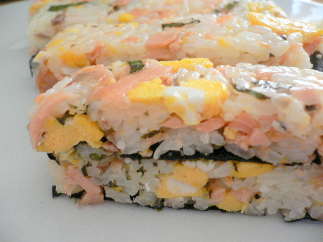 洋風押寿司～塩鮭・卵・バジル♪の画像