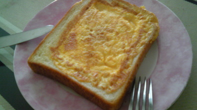 簡単美味♡卵＆ハム＆チーズくりぬき食パンの写真