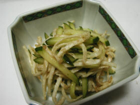 きゅうりとたらスティックの和え物