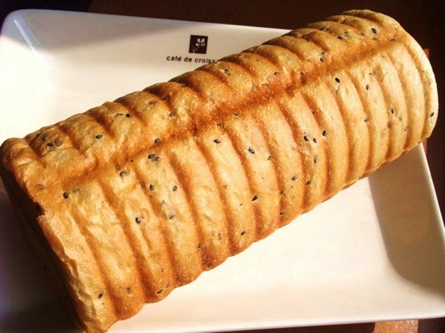 トヨ型でつくる❁ラウンド食パン～黒胡麻～の画像