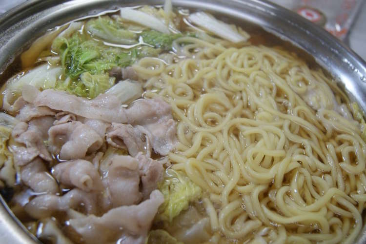たった3つの材料で 簡単ラーメン鍋 レシピ 作り方 By かずみんちゃん クックパッド 簡単おいしいみんなのレシピが352万品