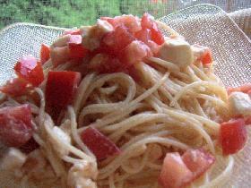 トマトとモッツァレラチーズの冷たいパスタ