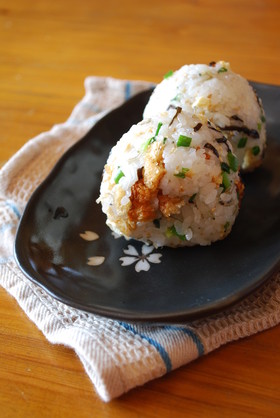 焼き油揚げと塩昆布のおにぎり