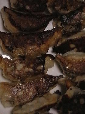 皮も手作りギョーザだよ!!