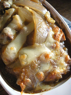 残ったカレーで「パンdeグラタン」!!