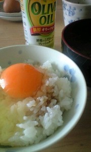 オリーブオイルが決め手の卵かけご飯の写真
