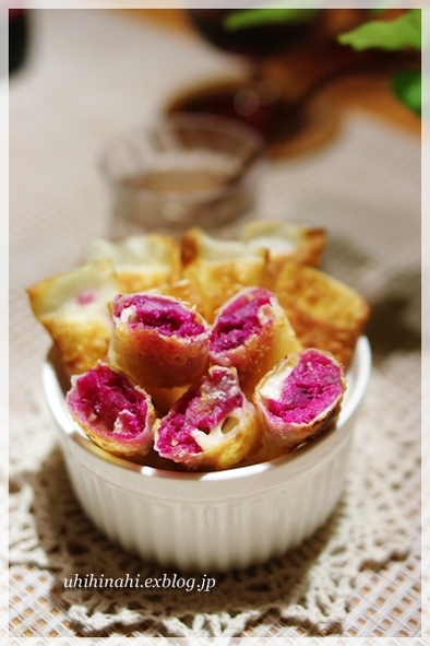 紫芋とカマンベールのワンタンの皮揚げの写真
