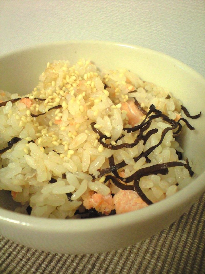 秋鮭と塩昆布の炊き込みご飯の画像