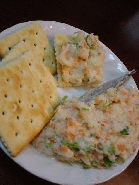 鮭フレークとクリームチーズが入ったポテサラ