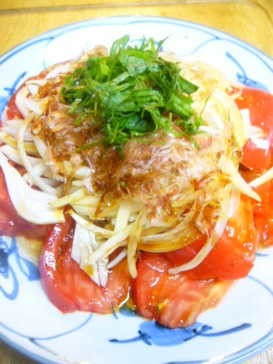 トマトとオニオンスライスの和風サラダの写真