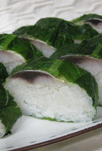 鯖寿司の野沢菜巻き