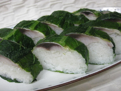 鯖寿司の野沢菜巻きの写真