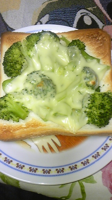 簡単ブロッコリーチーズトーストの写真