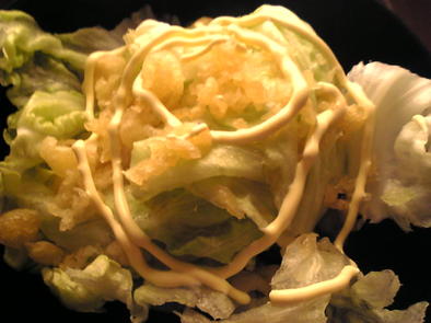 揚げ玉とレタスのめんつゆマヨネーズサラダの写真