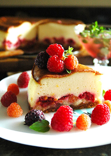 ラズベリーとチョコのホワイトチーズケーキの画像