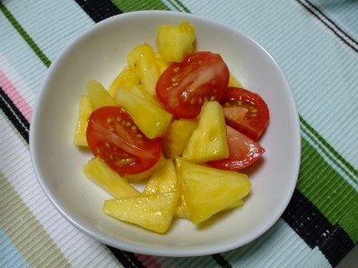 パイナップルとトマトのサラダの写真